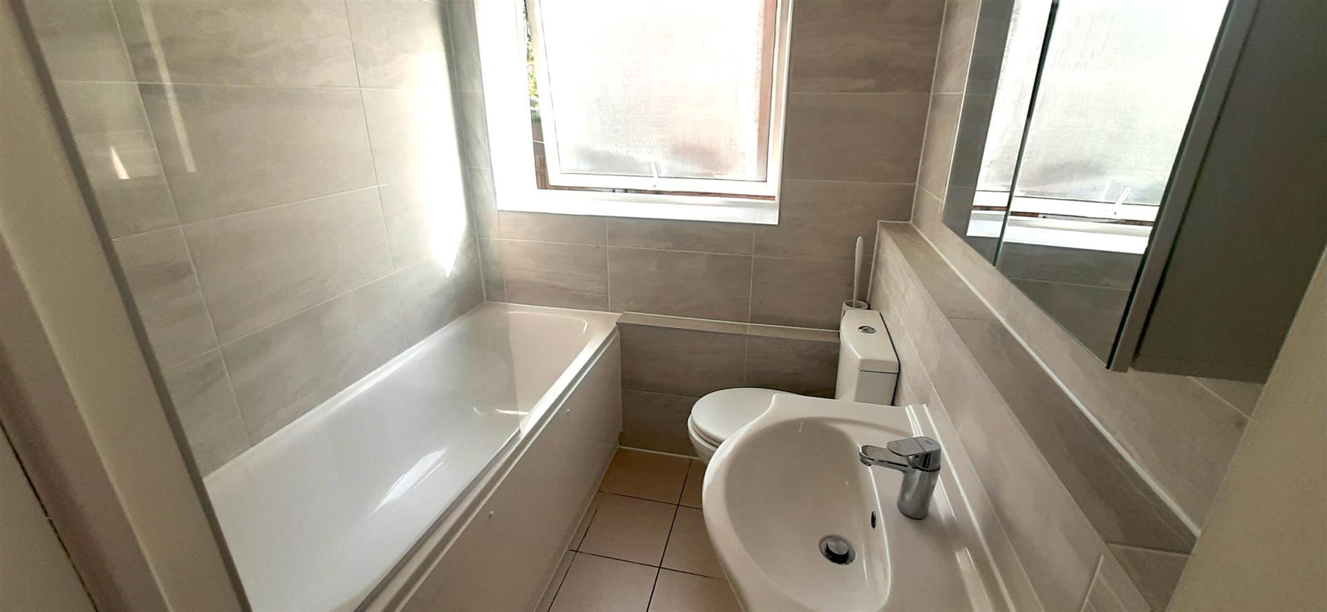1 bed property in Holden Road, London